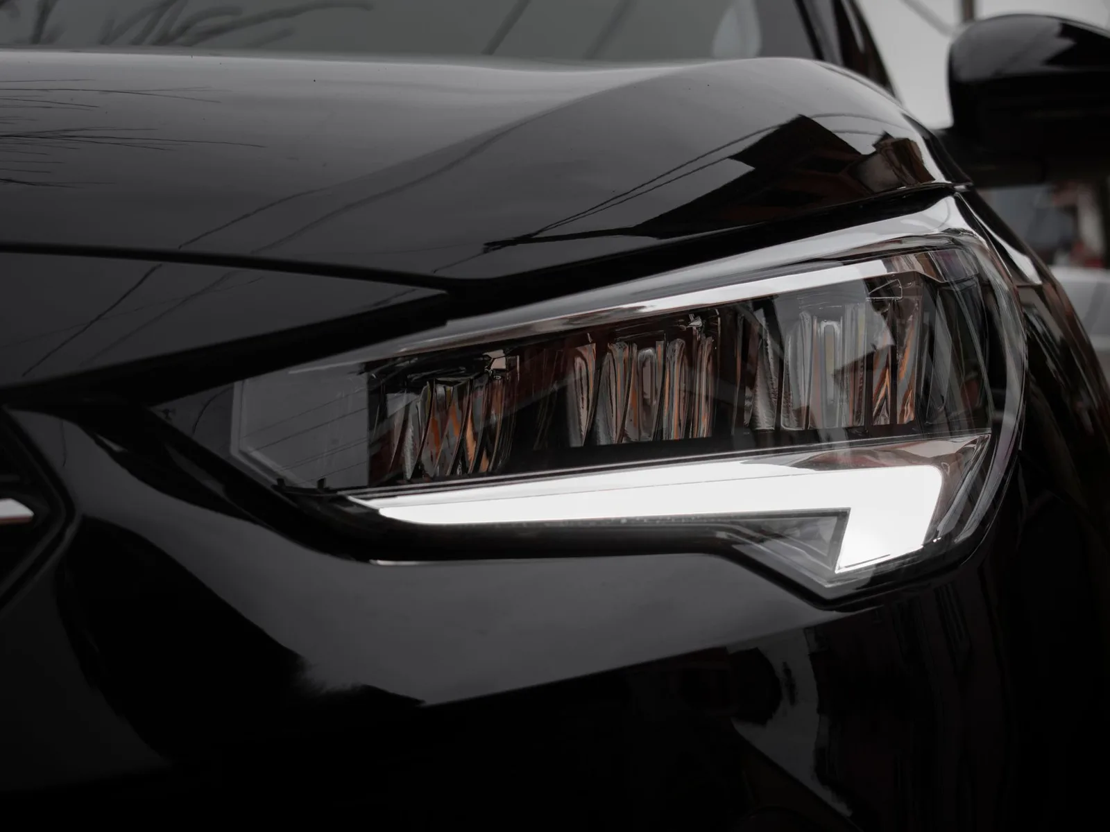 LED far na crnom automobilu, snimljen izbliza